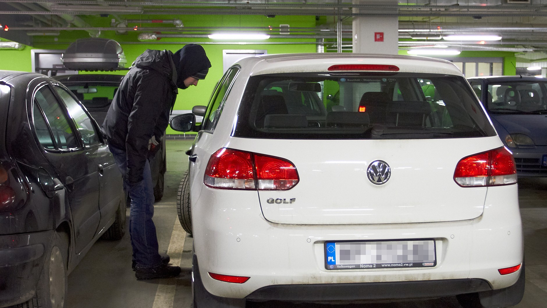 Złodzieje szukają okazji na parkingach. Na koniec wakacji na parkingach łatwo o roztargnienie. Takie osoby łatwo okraść