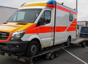 Ryzykowny transport karetki. Służby powiadomił inny kierowca