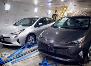 Frankfurt 2015: Toyota Prius IV na zdjęciach szpiegowskich