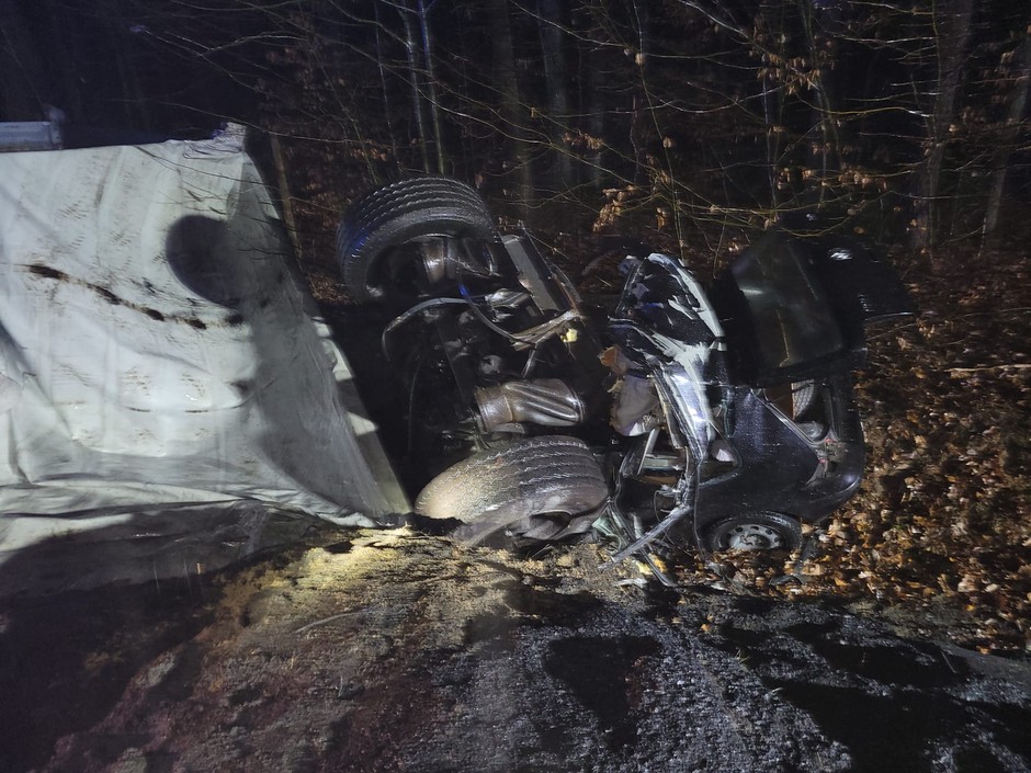 W wyniku zderzenia ciężarówki Volvo z osobowym Volkswagenem zginęły trzy osoby podróżujące autem osobowym