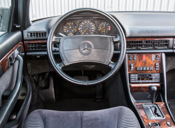 Jakie auta zyskały żółte tablice w 2020 r.? Polacy lubią klasyczne Mercedesy, ale nie tylko