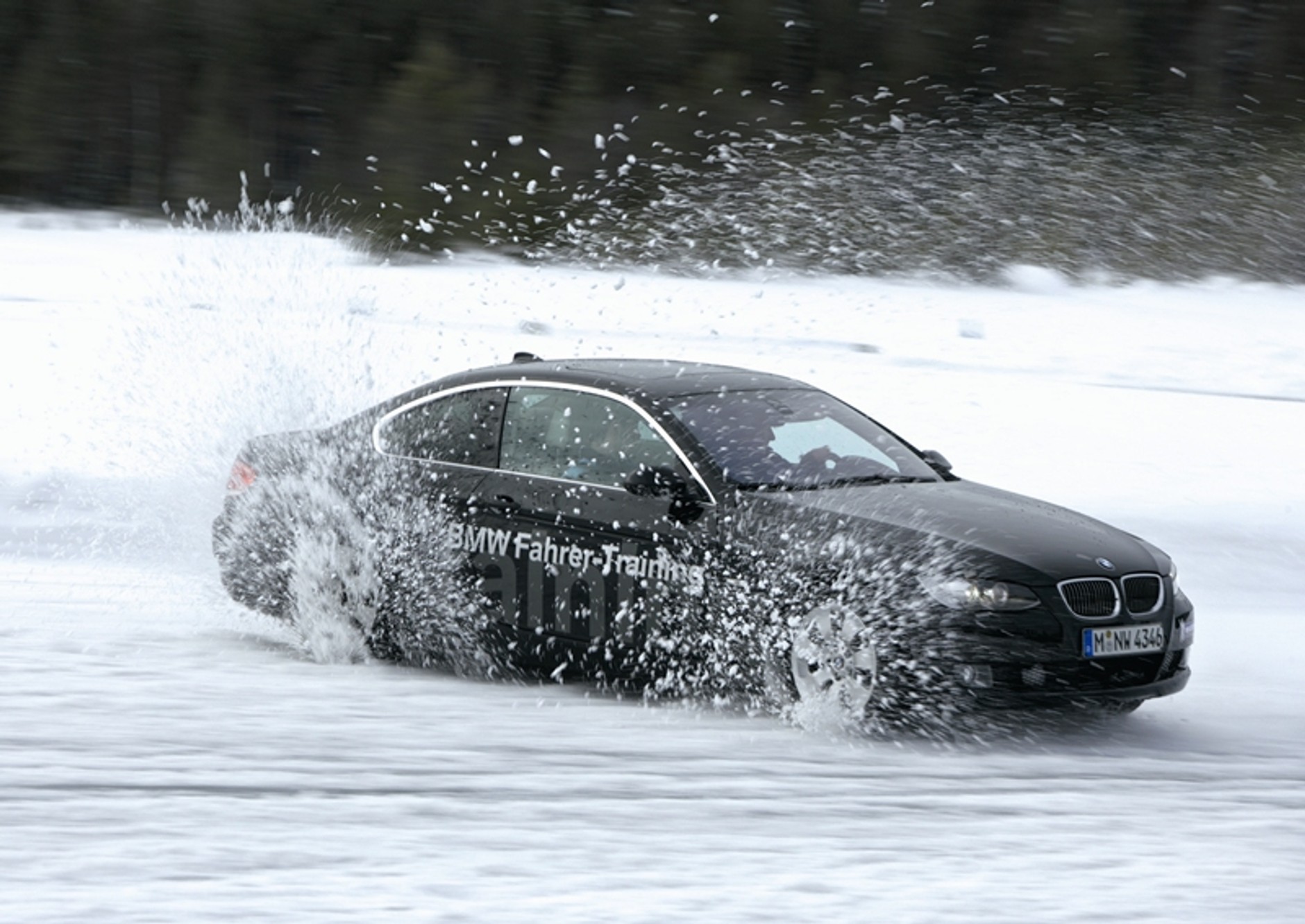 Mercedes i BMW szaleją na śniegu
