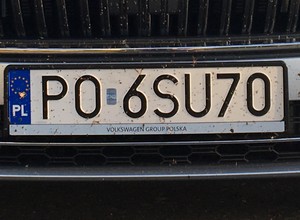 Poznań ma problem z tablicami i polityką. Prezydent wstrzymuje rejestracje aut