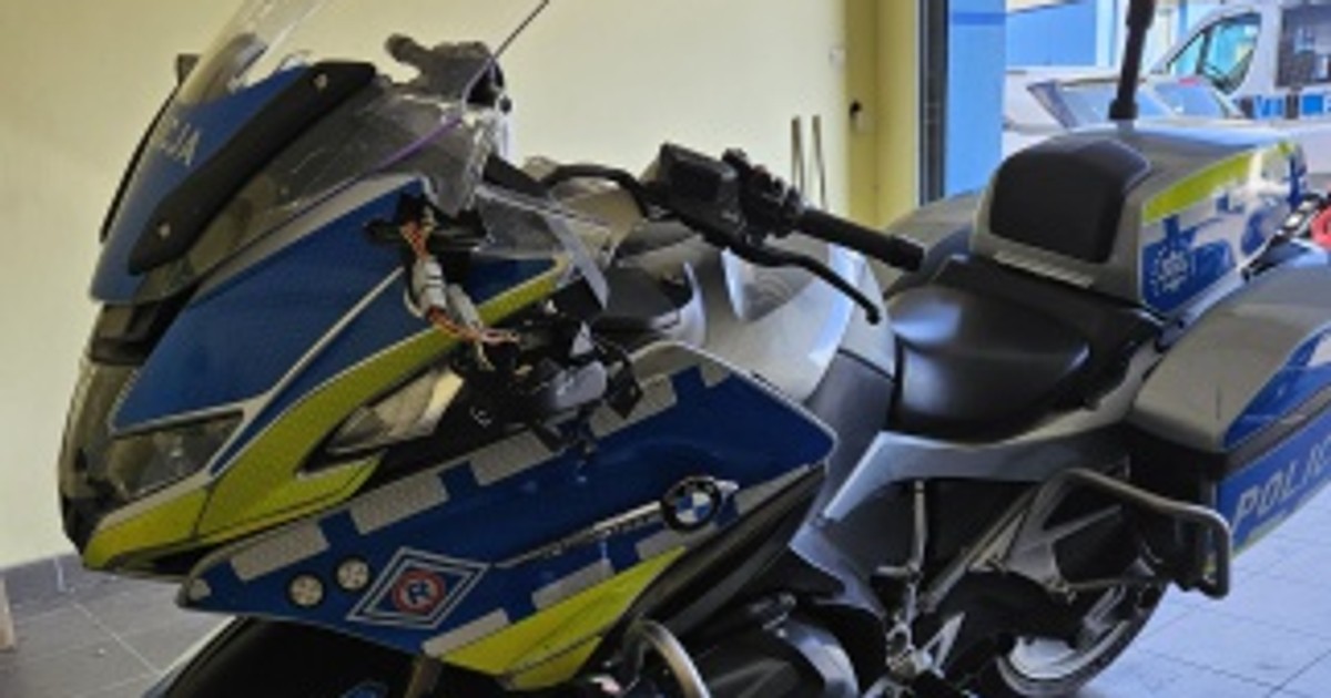 Policjant na motocyklu zderzył się z betoniarką. Uratowały go umiejętności