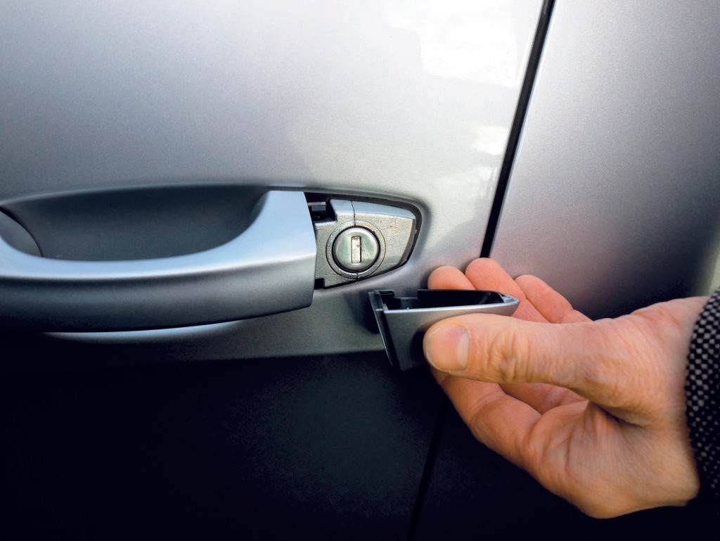 W przypadku "odstających" klamek bębenek zamka zwykle ukryty jest pod zaślepką – często wyłącznie w drzwiach kierowcy