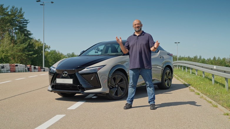 Jak jeździ Lexus RZ, w którym zamiast kierownicy zamontowano wolant bez mechanicznego połączenia z kołami