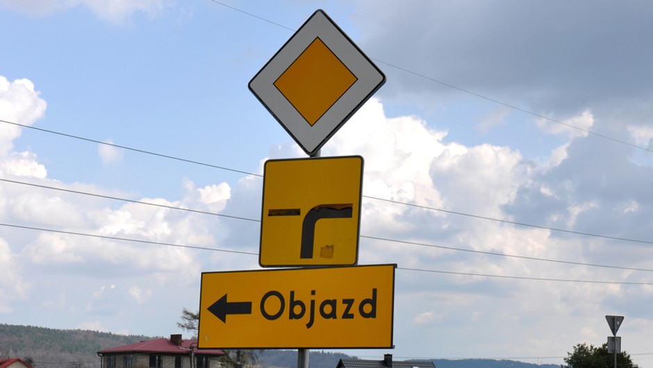 Wielu polskich kierowców nadal nie potrafi prawidłowo sygnalizować manewrów na drodze z łamanym pierwszeństwem