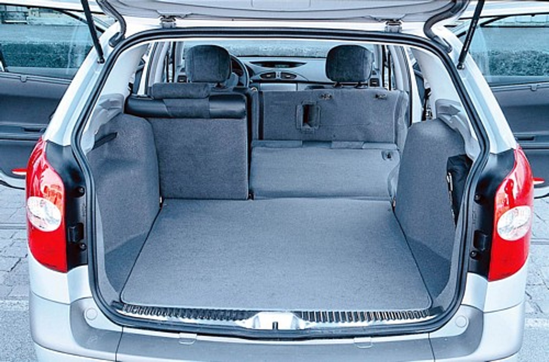 W światłach rampy...