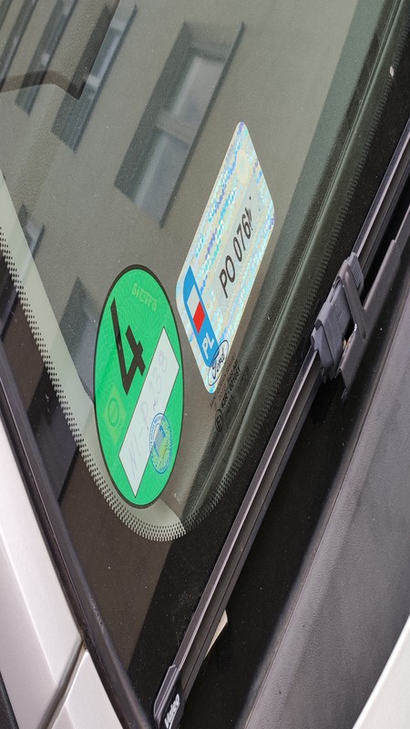 Stara, niemiecka naklejka z wpisanym poprzednim numerem rejestracyjnym auta jest nieważna – należy ją usunąć.