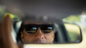 Mandat za okulary przeciwsłoneczne? Nie, ale kierowcy powinni je dobrze dobrać
