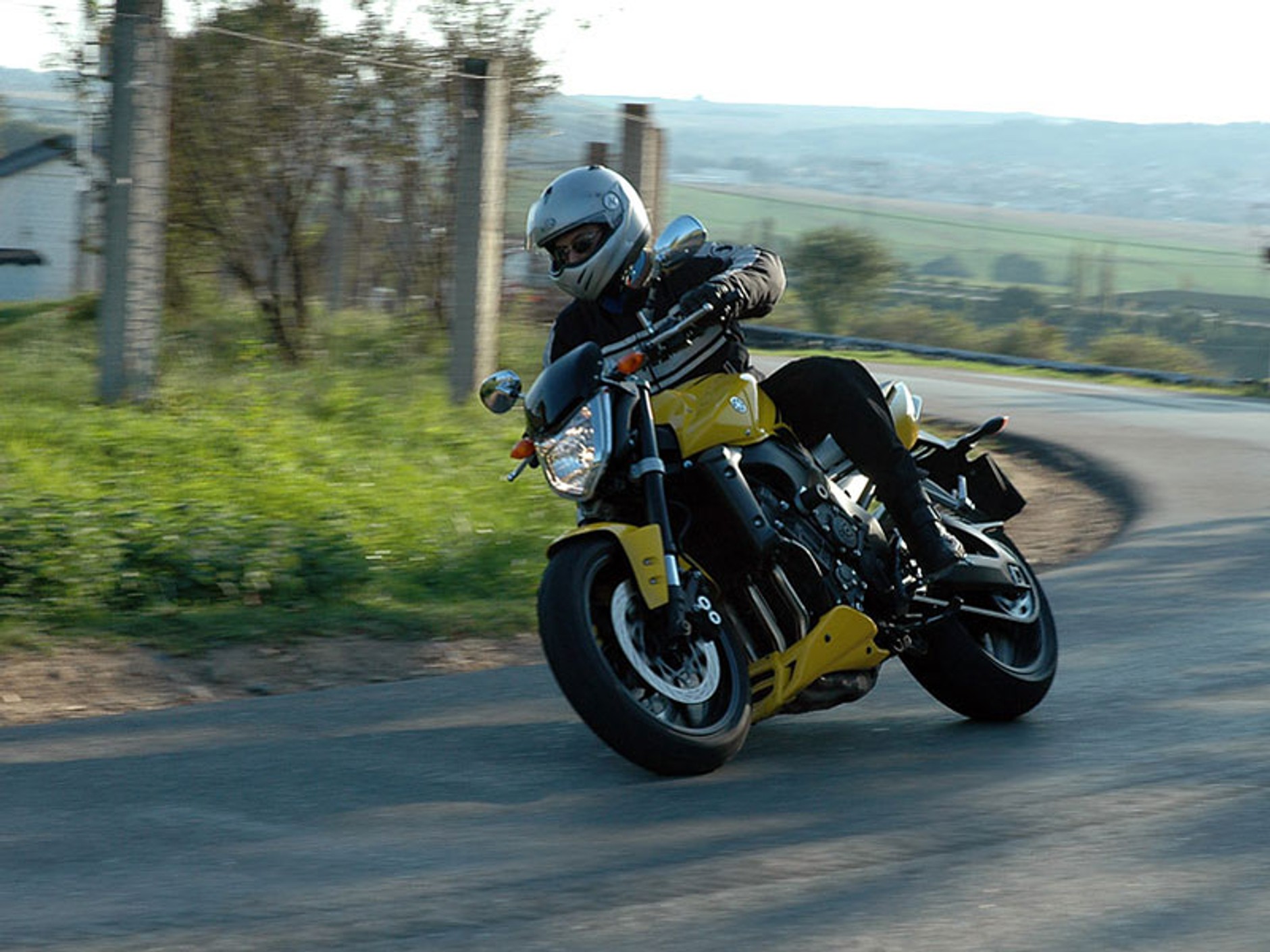 KTM 990 SuperDuke vs. Yamaha FZ1 (test porównawczy)