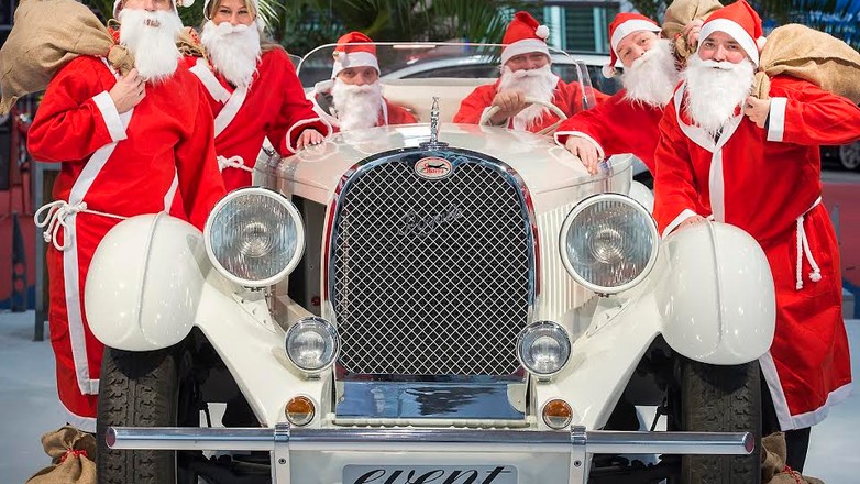 Mikołaje rozdają prezenty