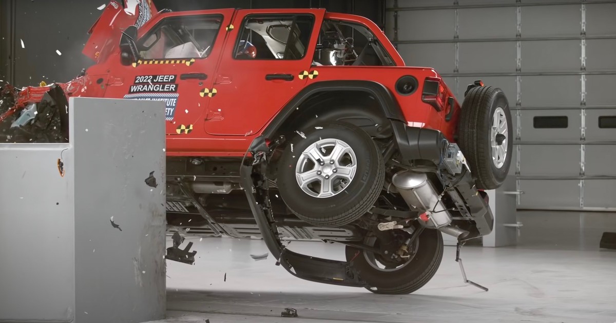 Kadr z crash-testu IIHS, Jeep Wrangler 2022