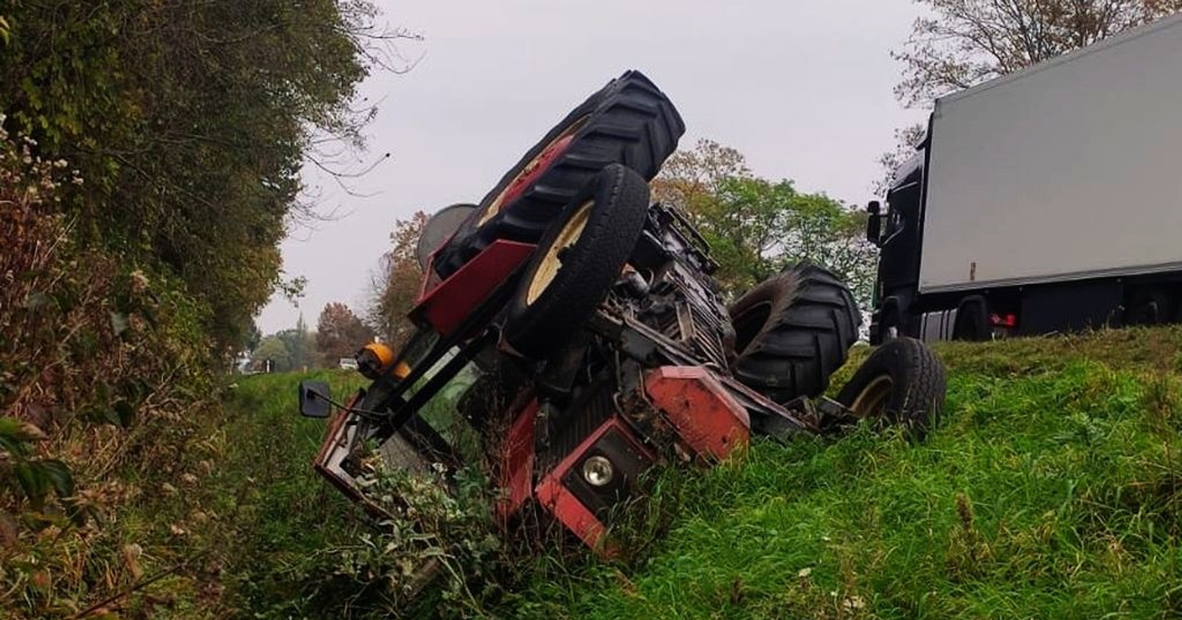 62-latek podczas koszenia trawy dachował traktorem