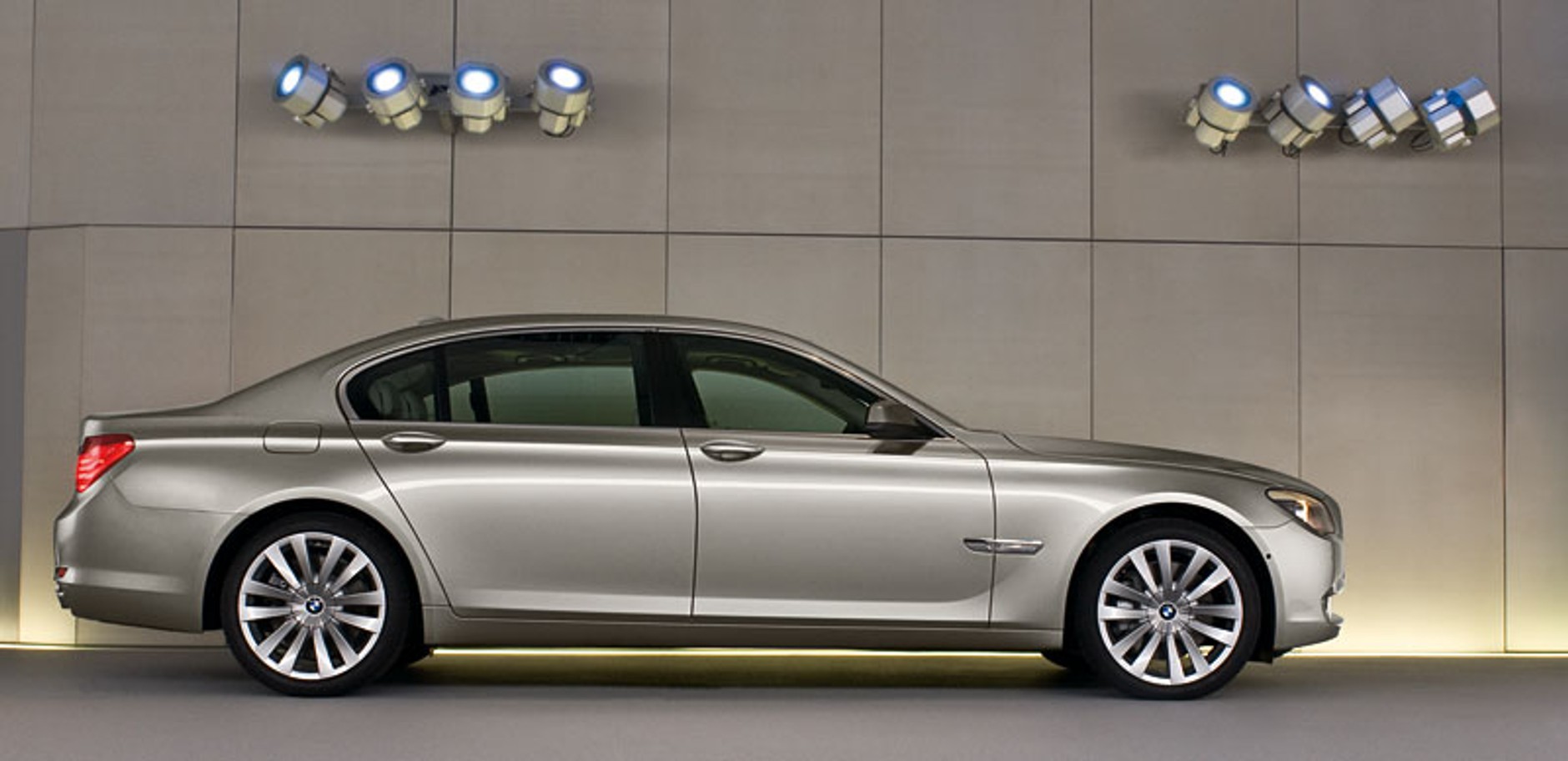 BMW: 740i bez 8-cylindrowego silnika, 750i z dwoma turbosprężarkami