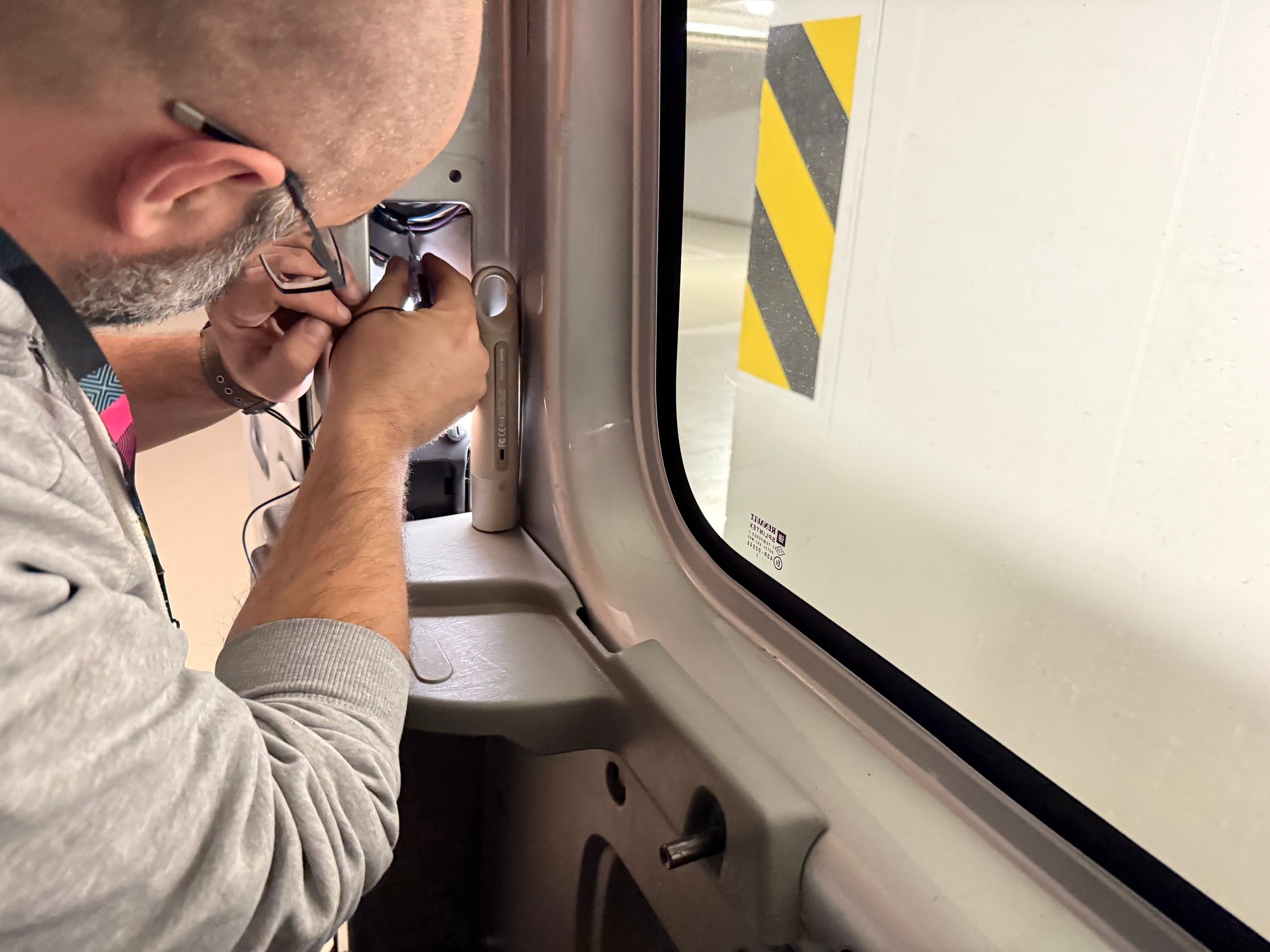 Szukamy zasilania światła stopu w fabrycznej wiązce auta