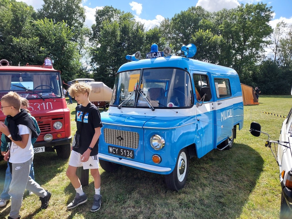 Motoclassic Wrocław 2025: milicyjna Nysa, strażacki Żuk. Takie auta jeszcze nie tak dawno temu były częstym widokiem na ulicach, dziś są już w rękach kolekcjonerów.