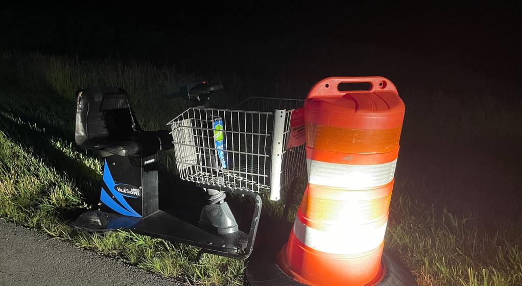 elektryczny wózek na zakupy złapany na autostradzie