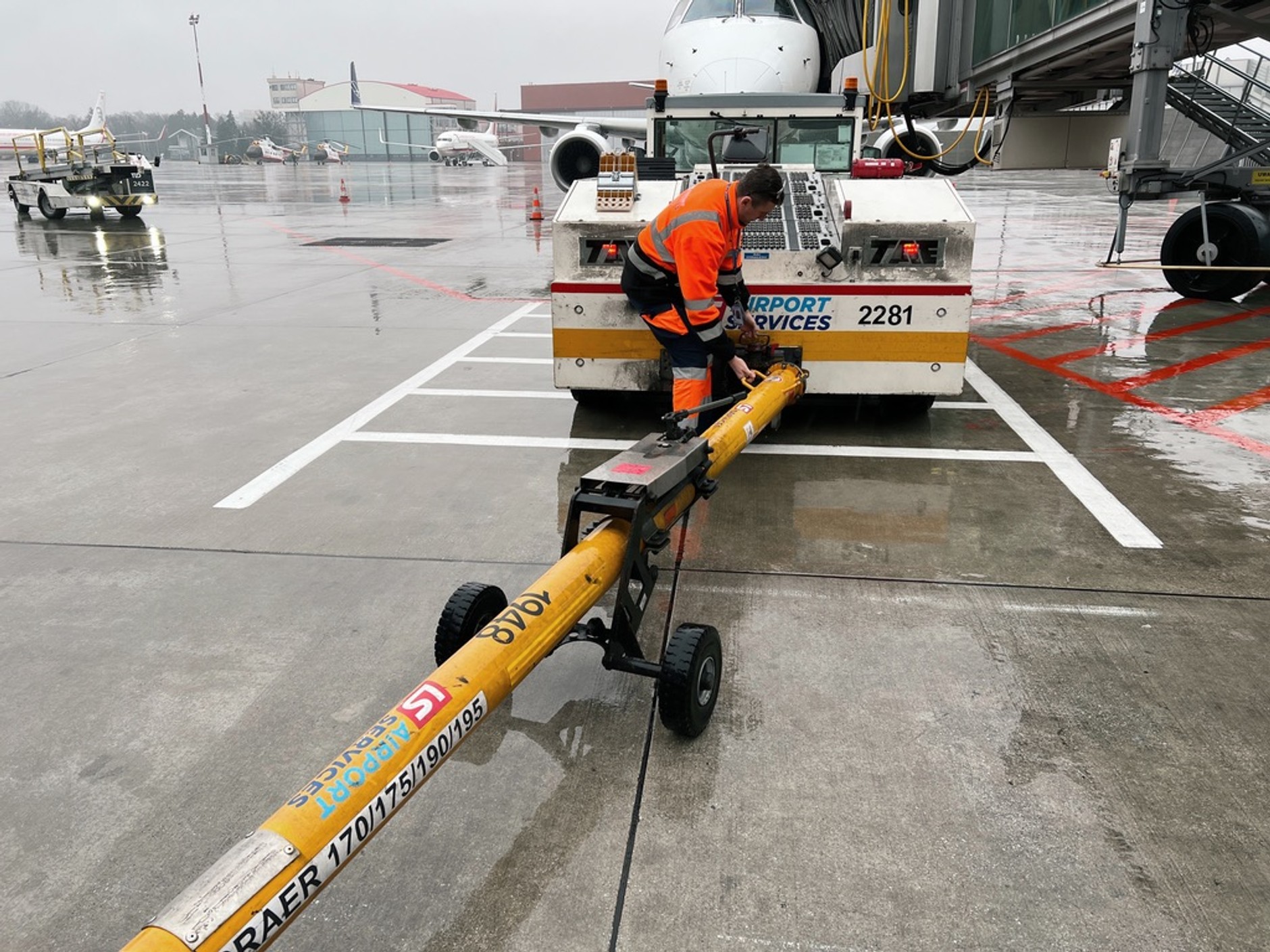 Podłączanie dyszla do holownika