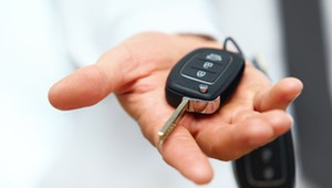 Impreza na cmentarnym parkingu zakończyła się w rowie. Dopiero wtedy oddał kluczyki do auta