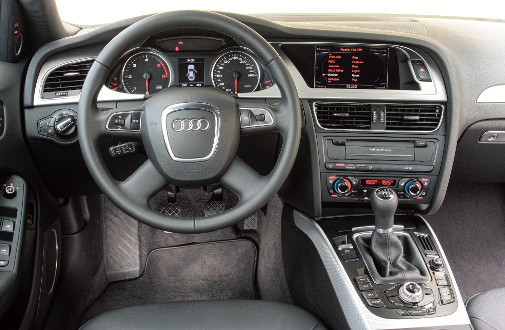 Kokpit wygląda przyzwoicie, porządne są materiały i jakość montażu. Wyposażenie? Często niezłe, ale trafiają się „golasy”