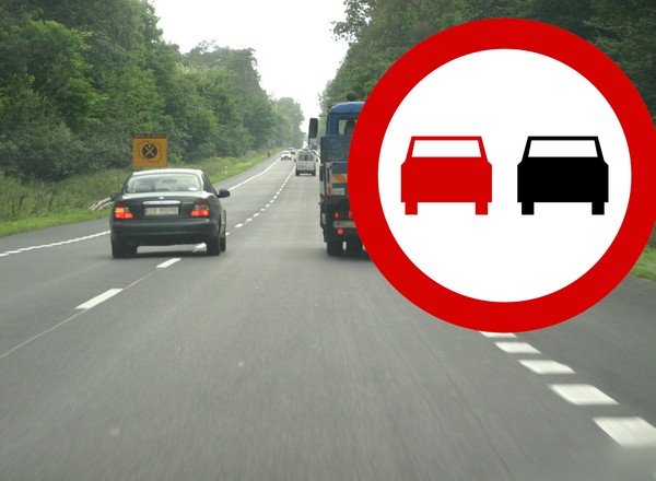 Zakaz wyprzedzania, ale... czego? Kierowcy nie wiedzą, o czym mówi znak B-25