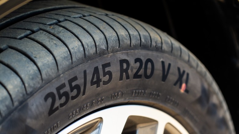 Na boku opony znajduje się wiele oznaczeń i symboli