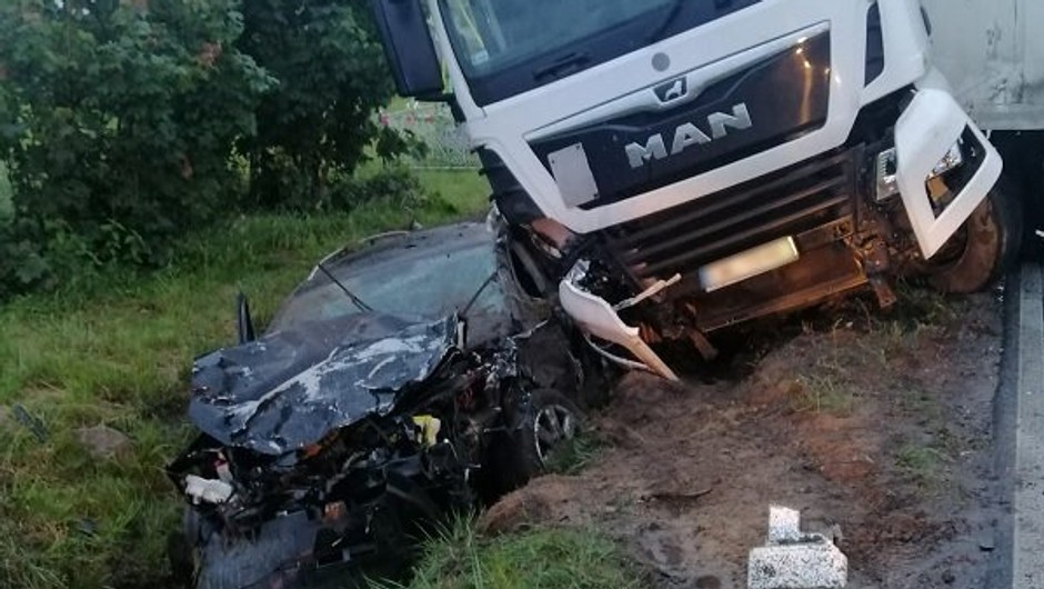 Obraz pochodzący z serwisu https://warminsko-mazurska.policja.gov.pl/ol/aktualnosci/122394,Zderzenie-Mana-z-pojazdem-osobowym.html