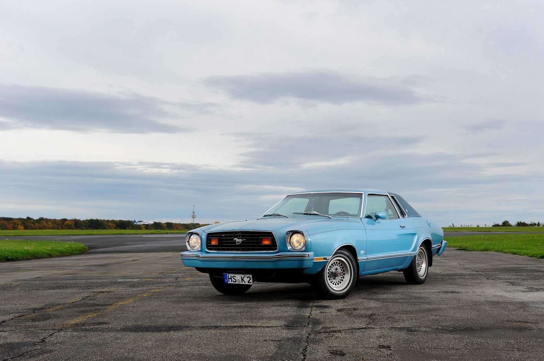 Nie, ten Mustang nie został uprany w zbyt ciepłej wodzie, to luksusowa odmiana na czasy kryzysu.