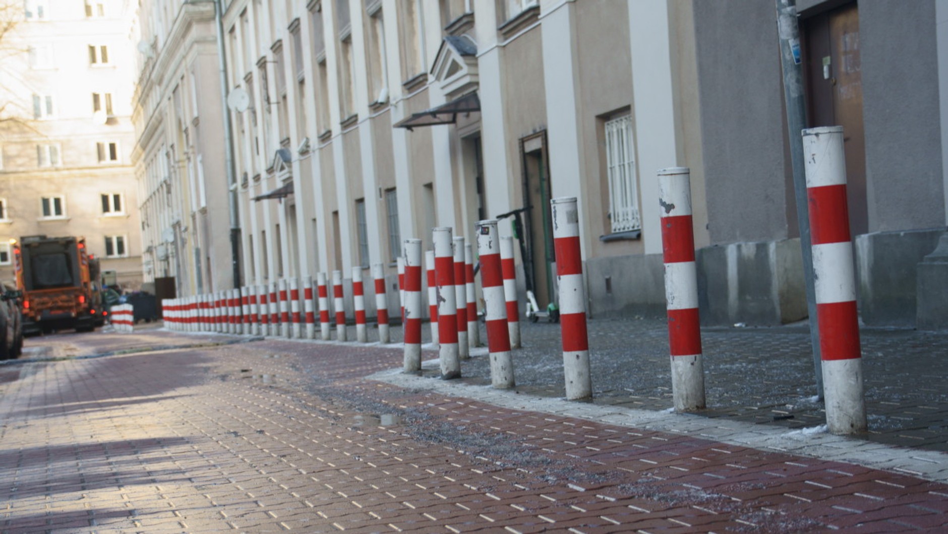 Biało-czerwony, jaskrawy wzór słupków nie podoba się chyba nikomu