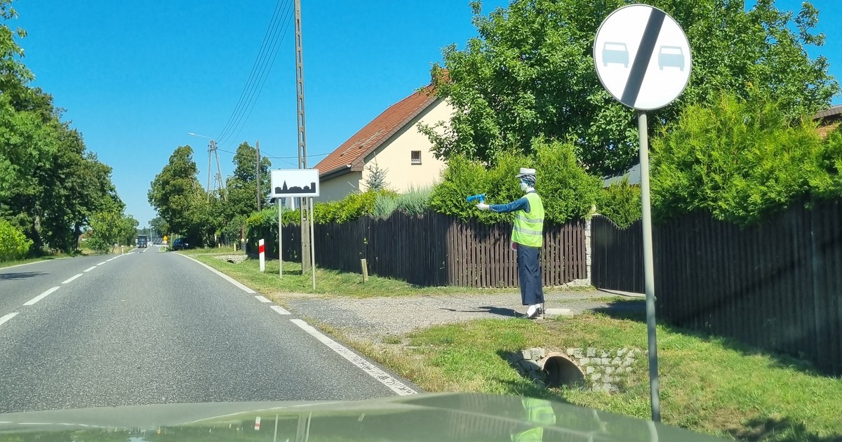 Manekin ustawiony przy drodze krajowej nr 45 pod Kluczborkiem