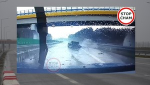 Kierowca Mercedesa tego się nie spodziewał. Auto nadaje się na złom [Wideo]
