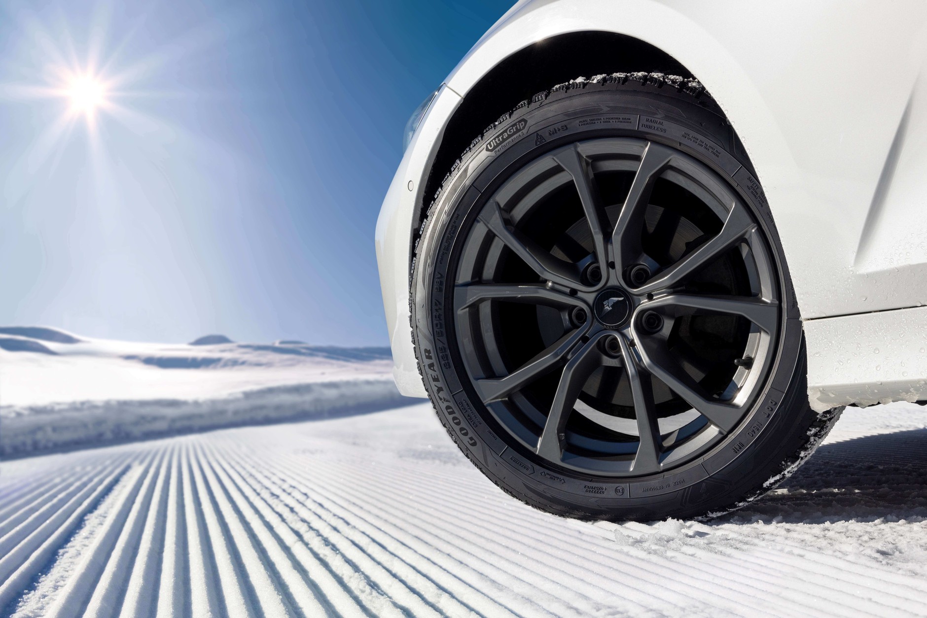 Są drogi, na których zimowym standardem jest śnieg, a nawet lód. Im więcej kilometrów pokonujemy po takich drogach, tym większe uzasadnienie mają zimą typowe opony zimowe.