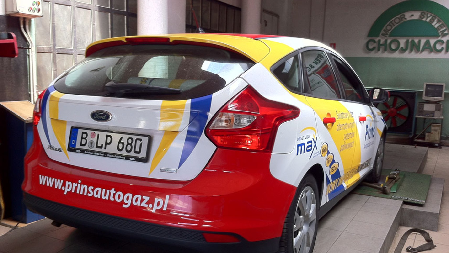 Downsizing według Forda: silnik ma poj. 1.0, auto jeździ jak 1.6, a pali jak... 2.0. Hamownia potwierdza: samochód działa tak samo dobrze zarówno na gazie, jak i na benzynie