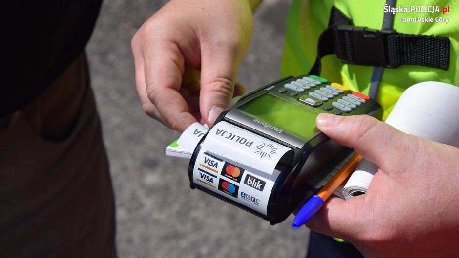 Mandat można zapłacić kartą lub blikiem. Policjanci informują, jak to działa