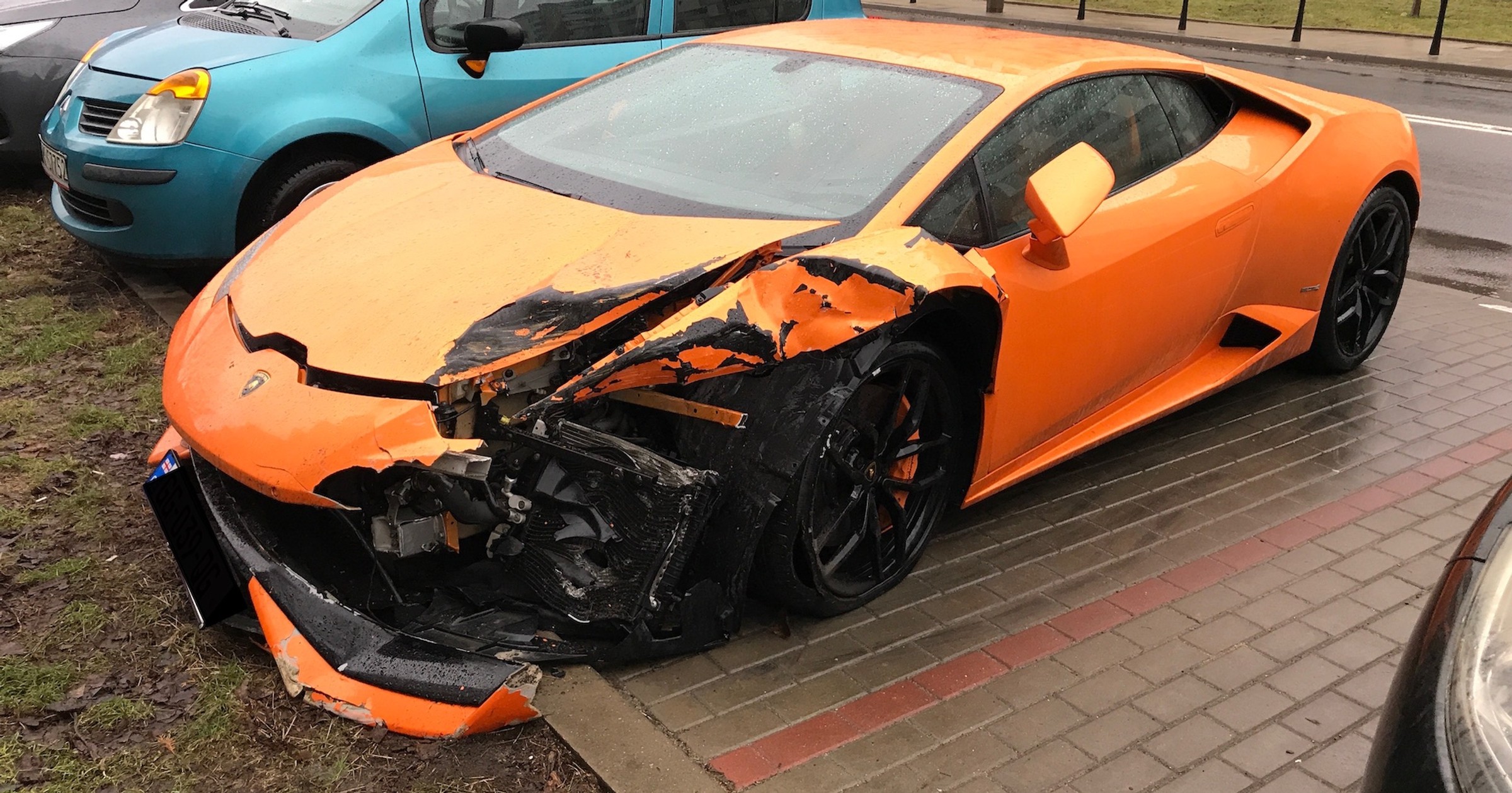 Kierowca Lamborghini uciekł z miejsca zdarzenia