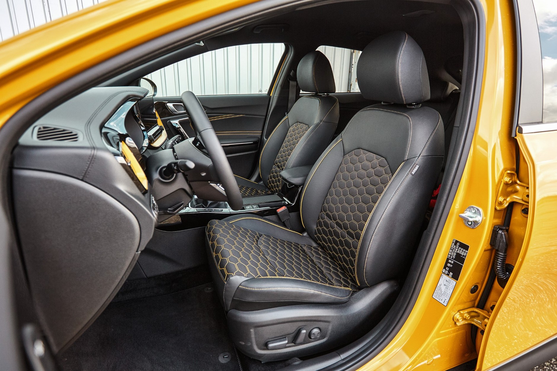 Nowy Citroen C4 kontra Kia XCeed - kompakty czy jednak SUV-y?