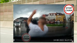 Rzucał się na maski samochodów, w tym policyjnego radiowozu. Jest nagranie