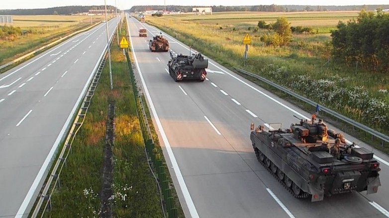 Przejazd kolumny wojskowej