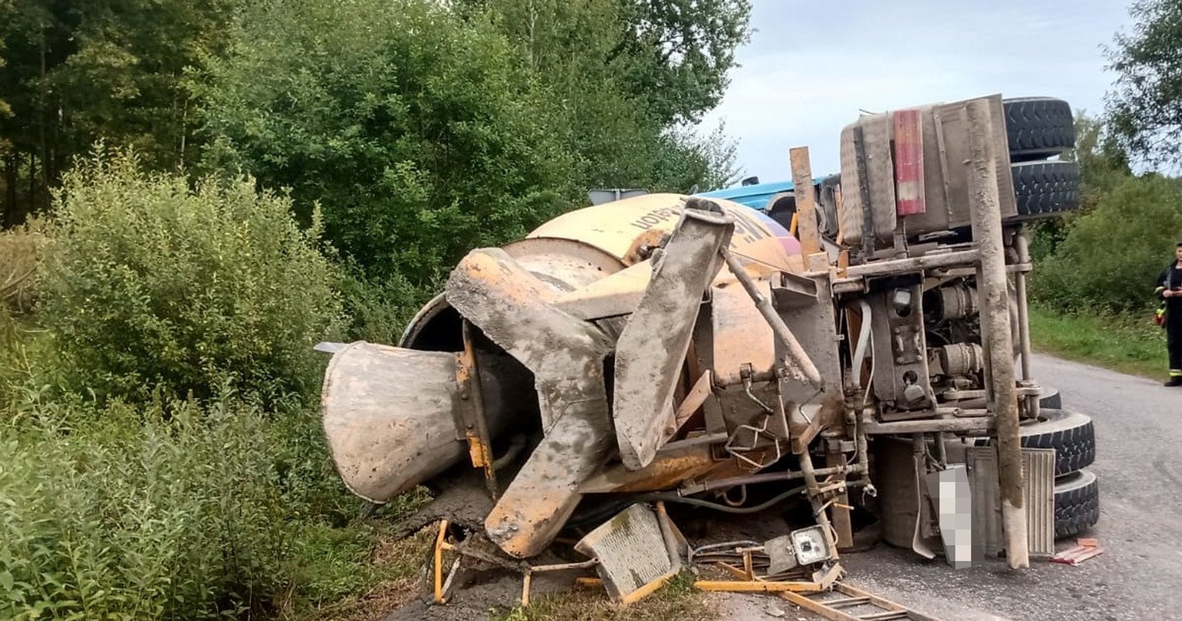 Ciężarówka z betonem wywróciła się na skrzyżowaniu