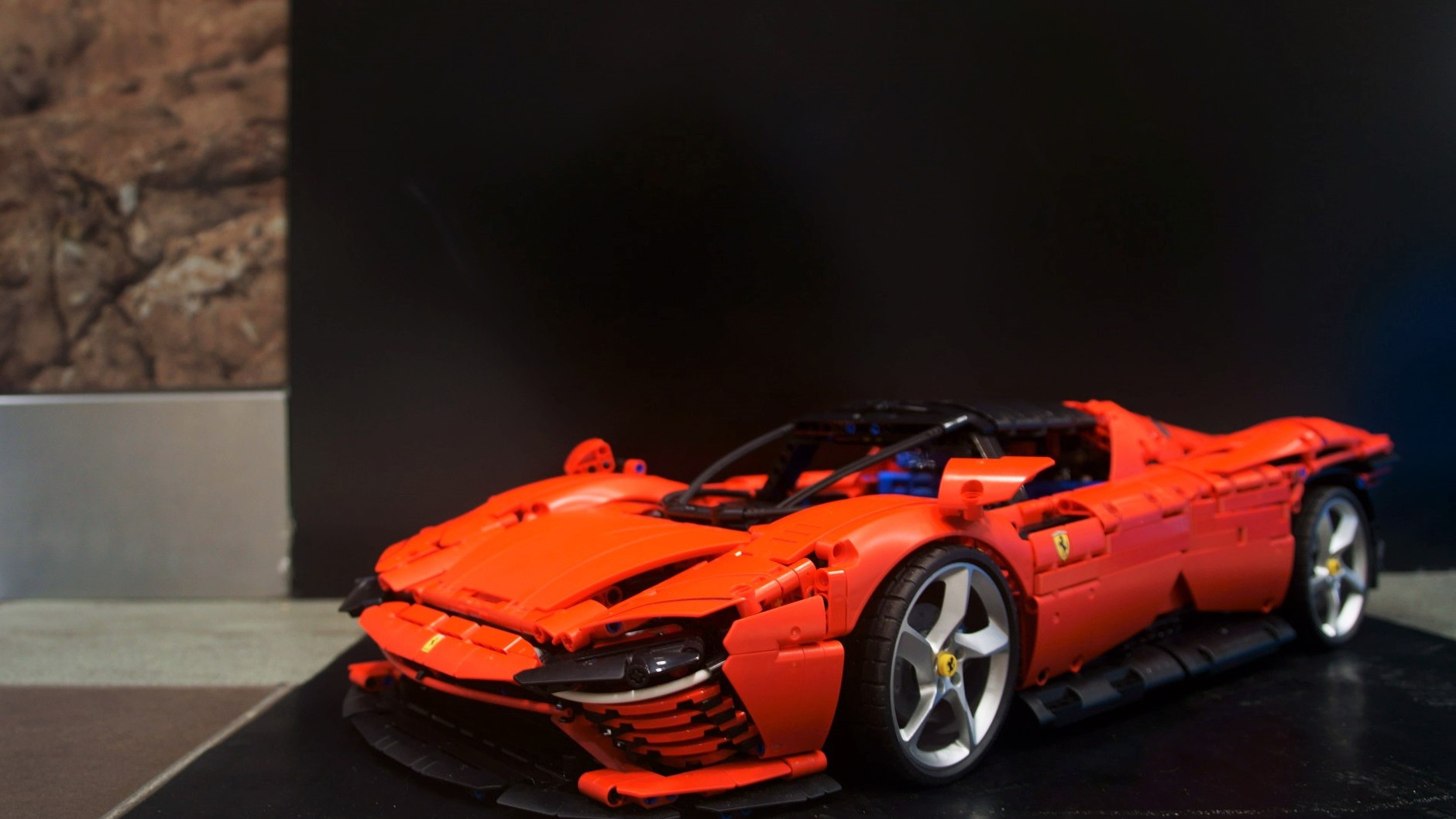 Ferrari Daytona SP3 w skali 1:8 z klocków LEGO