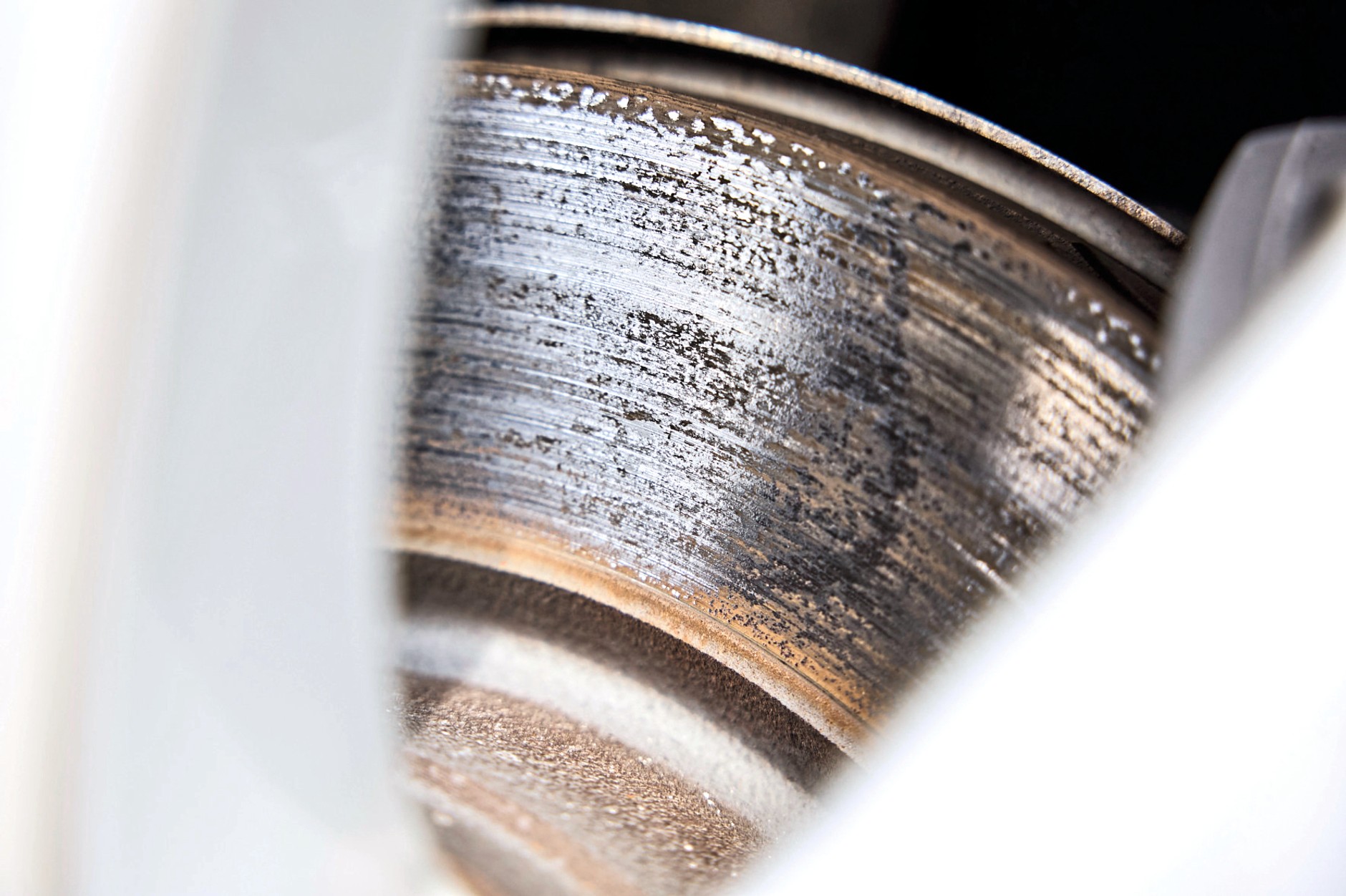 Tesla Model 3: rdzewiejące hamulce to typowy problem. Auto hamuje głównie silnikiem.