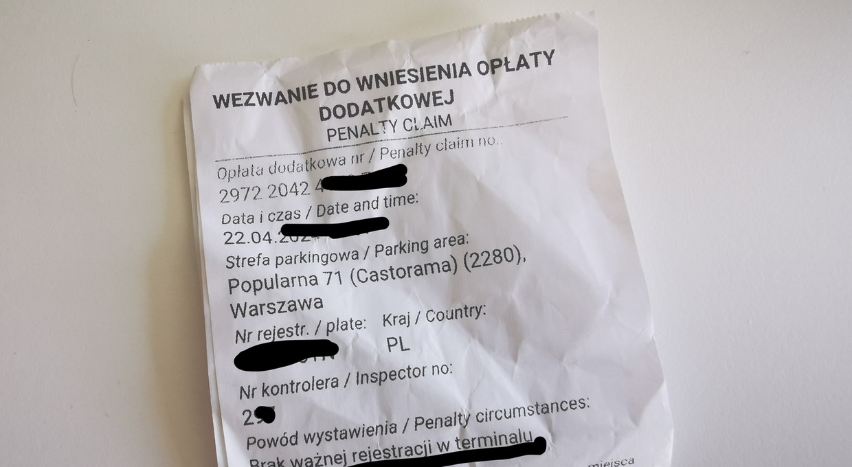 Pan Piotr zaparkował na darmowym parkingu. Teraz ma problem