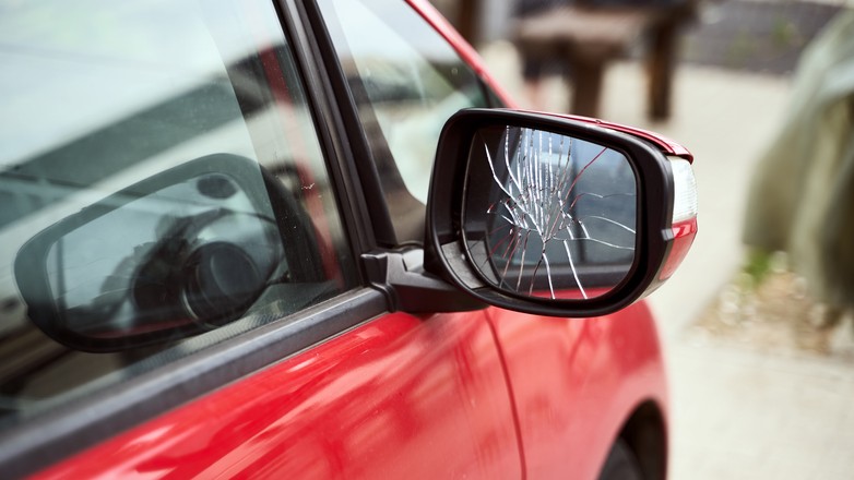 Stłuczone lusterko samochodowe