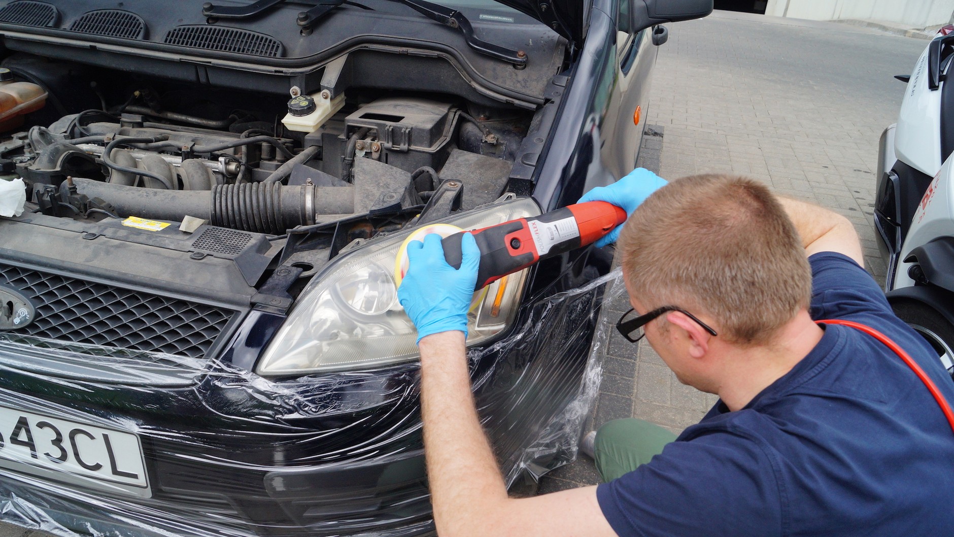 Polerowanie reflektorów: ten krok może zająć dłuższą chwilę