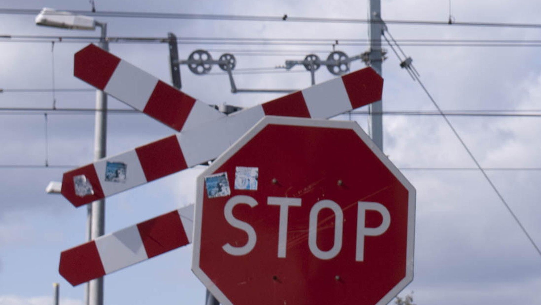 Znak stop, a w tle krzyż świętego Andrzeja (fot. Iza Procyk-Lewandowska/Onet.pl)