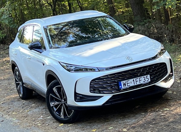 MG HS Hybrid+. Nowy hybrydowy SUV z Chin ma polskie ceny i zaczyna od promocji