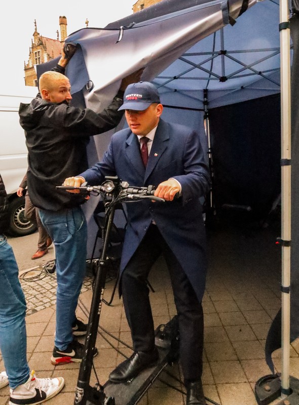 Sławomir Mentzen: korzysta nie tylko z hulajnogi, ma też dwa luksusowe auta