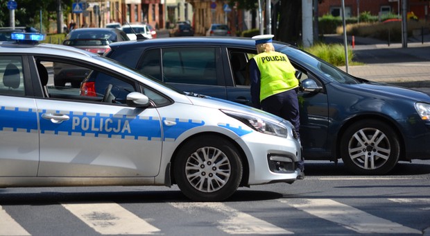Policja zagląda do samochodów. Mandat może dostać również pasażer