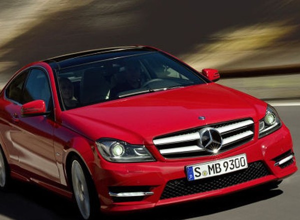 Mercedes kusi młodych i bogatych